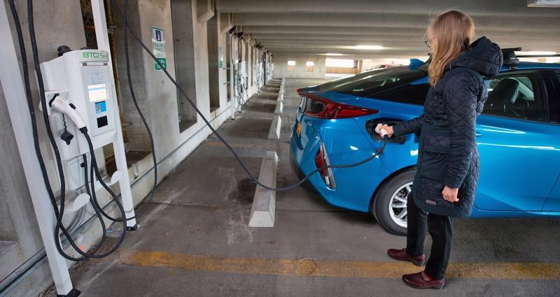 Vinh Phuc keen on US investment in electric vehicles