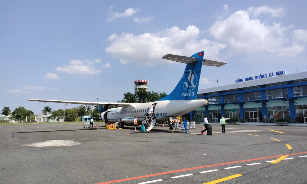 Cho đến nay, sân bay Cà Mau đang khai thác mỗi ngày một chuyến Cà Mau - TP.HCM và ngược lại bằng phi cơ cánh quạt ATR-72.