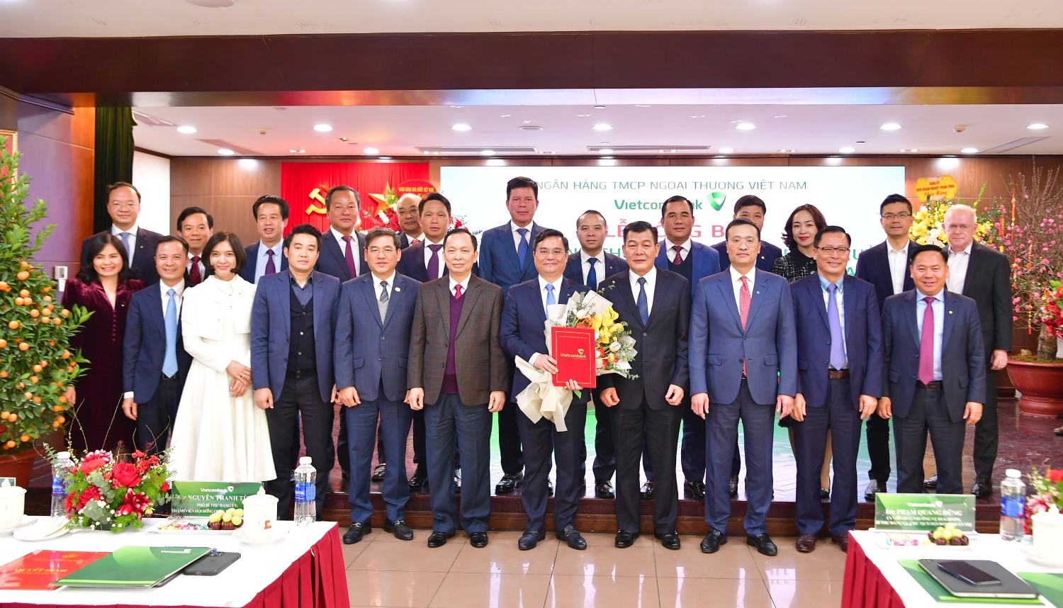 L&atilde;nh đạo Đảng ủy Khối DNTW v&agrave; L&atilde;nh đạo NHNN Việt Nam c&ugrave;ng Ban L&atilde;nh đạo Vietcombank ch&uacute;c mừng đồng ch&iacute; Nguyễn Thanh T&ugrave;ng nh&acirc;n dịp nhận Quyết định Tổng Gi&aacute;m đốc Vietcombank, ng&agrave;y 30/1/2023.