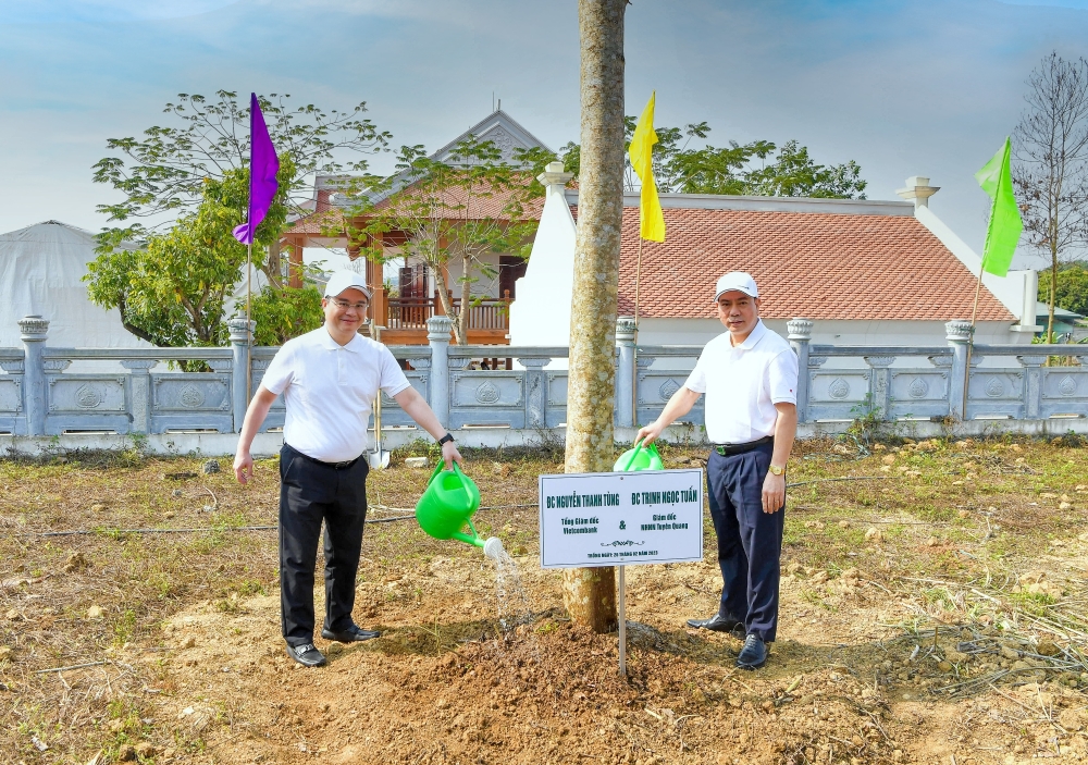 Đồng chí Trịnh Ngọc Tuấn - Giám đốc NHNN tỉnh Tuyên Quang (bên phải) và đồng chí Nguyễn Thanh Tùng - Tổng Giám đốc Vietcombank trồng cây tại Lễ phát động chương trình trồng 60 nghìn cây xanh 
