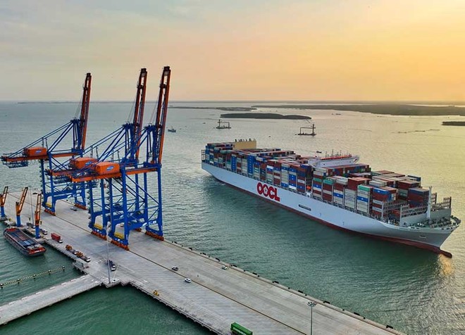 Siêu tàu container lớn nhất thế giới OOCL Spain cập Cảng Gemalink.