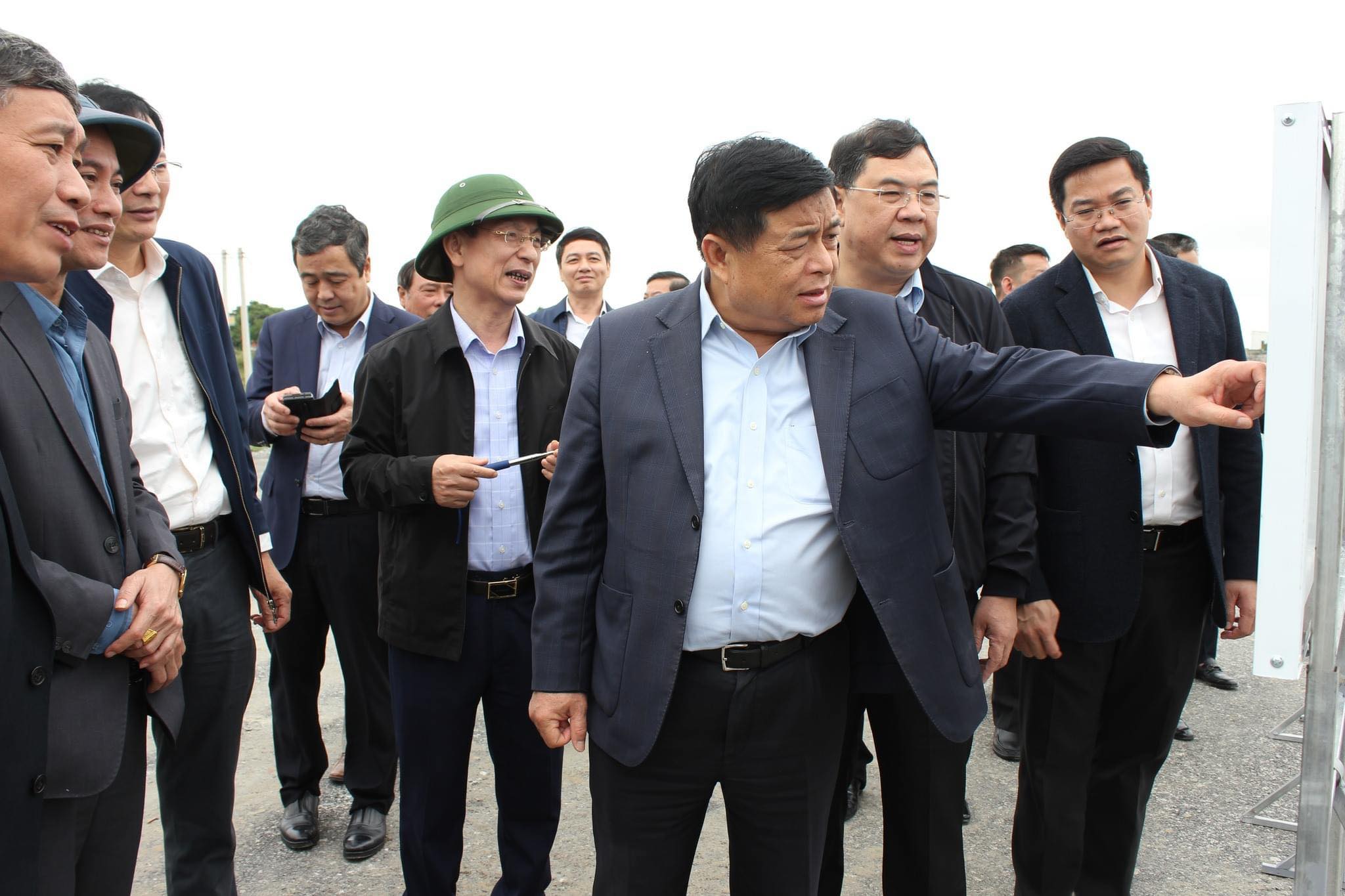 Bộ trưởng Bộ Kế hoạch và Đầu tư Nguyễn Chí Dũng và Đoàn công tác kiểm tra tình hình giải ngân tại các công trình trọng điểm tại Nam Định.