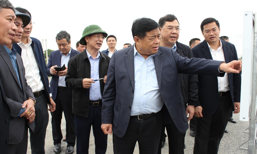 Bộ trưởng Bộ Kế hoạch và Đầu tư Nguyễn Chí Dũng và Đoàn công tác kiểm tra tình hình giải ngân tại các công trình trọng điểm tại Nam Định.