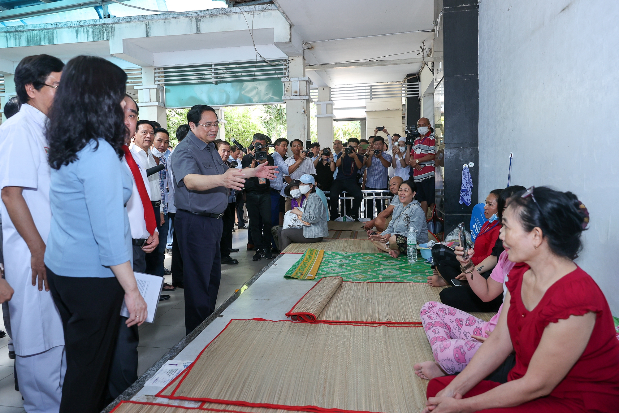 Thủ tướng nói chuyện, thăm hỏi người nhà bệnh nhân đang điều trị tại Bệnh viện - Ảnh: VGP