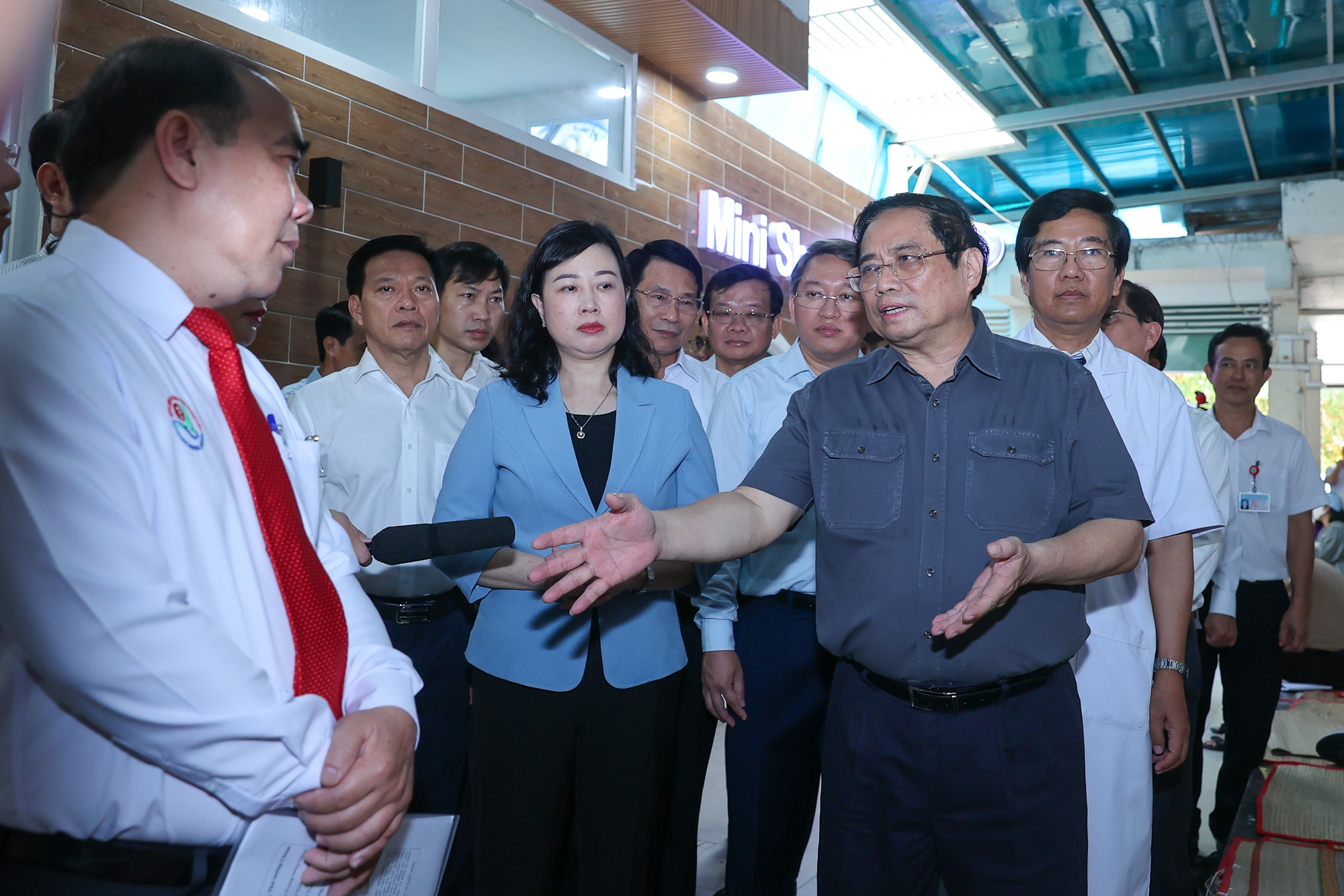 Thủ tướng trao đổi với lãnh đạo Bệnh viện về công tác chăm sóc, dịch vụ cũng như tình trạng vật tư, trang thiết bị y tế tại Bệnh viện đa khoa tỉnh Khánh Hòa - Ảnh: VGP