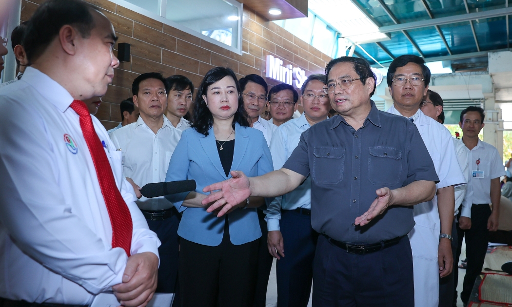 Thủ tướng trao đổi với lãnh đạo Bệnh viện về công tác chăm sóc, dịch vụ cũng như tình trạng vật tư, trang thiết bị y tế tại Bệnh viện đa khoa tỉnh Khánh Hòa - Ảnh: VGP