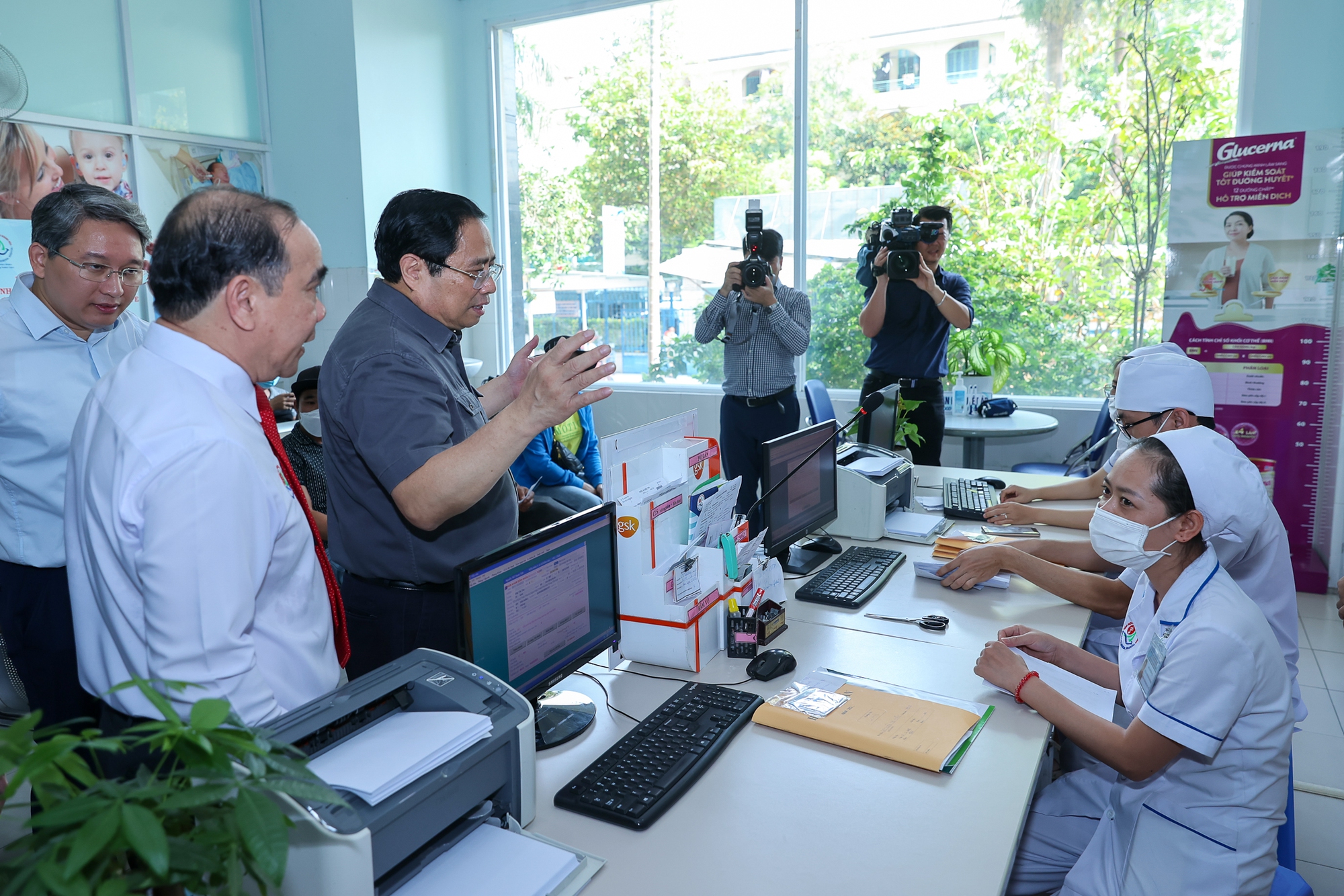 Thủ tướng trao đổi, động viên cán bộ, nhân viên đang làm việc tại Bệnh viện - Ảnh: VGP