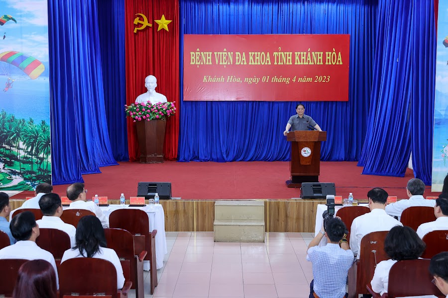 Thủ tướng cũng lưu ý Bệnh viện đa khoa Khánh Hòa cần quan tâm hơn nữa tới việc bảo đảm cơ sở vật chất, vệ sinh môi trường - Ảnh: VGP