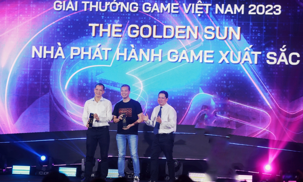 Ông Nguyễn Viết Quang Minh (bên trái), Đại diện VTC Mobile lên nhận giải thưởng Nhà phát hành xuất sắc.