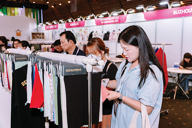 Các mẫu vải, các bộ sưu tập thời trang làm từ sợi gai, sợi sen, bã cà phê, lá dứa… thu hút khách tham quan tại “Texfuture Việt Nam Xuân - Hè 2023”.