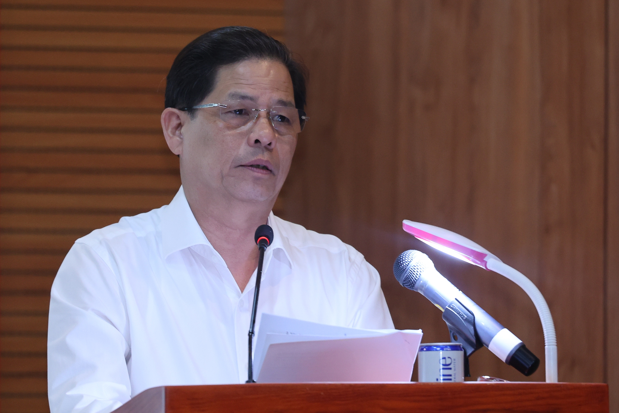 Chủ tịch UBND tỉnh Nguyễn Tấn Tu&acirc;n b&aacute;o c&aacute;o về t&igrave;nh h&igrave;nh thực hiện nhiệm vụ của tỉnh - Ảnh: VGP