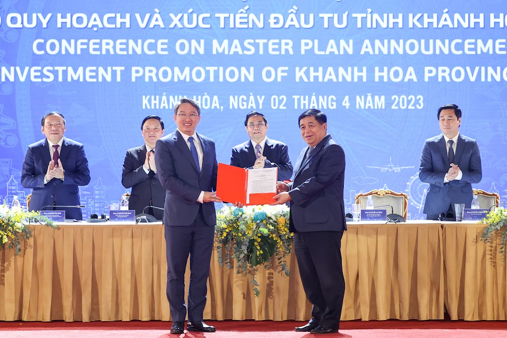 Bộ trưởng Bộ Kế hoạch và Đầu tư Nguyễn Chí Dũng trao Quyết định Quy hoạch cho tỉnh Khánh Hòa - Ảnh: VGP