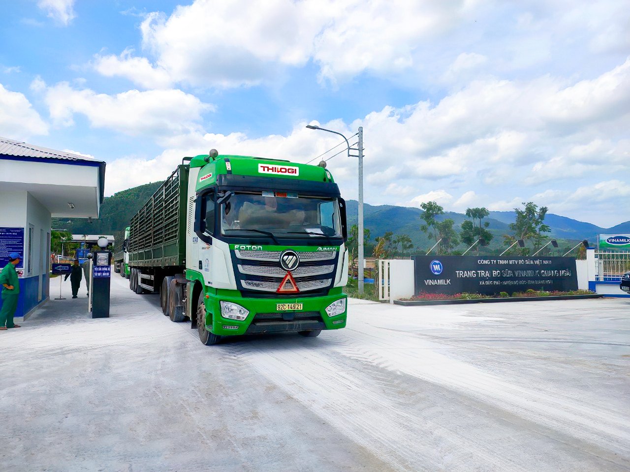 Vận chuyển b&ograve; cho Vinamilk từ Quảng Ng&atilde;i đến c&aacute;c trang trại tại Đ&agrave; Lạt, T&acirc;y Ninh.