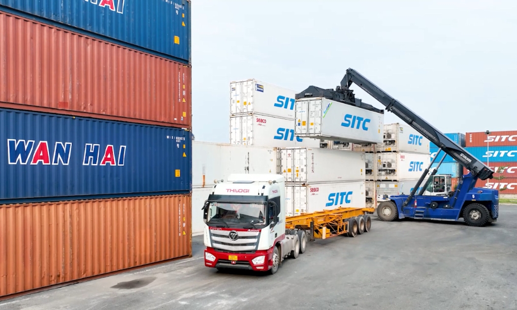 Vận chuyển trái cây từ các nông trường tại Lào, Campuchia về cảng Chu Lai phục vụ xuất khẩu.