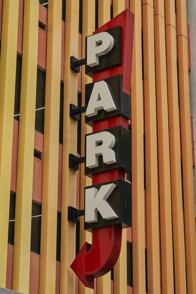 Biển hiệu một garage đỗ xe ở Los Angeles. C&aacute;c garage đỗ xe ở c&aacute;c trung t&acirc;m th&agrave;nh phố tại Mỹ hiếm khi hoạt động hết c&ocirc;ng suất - Ảnh: WSJ