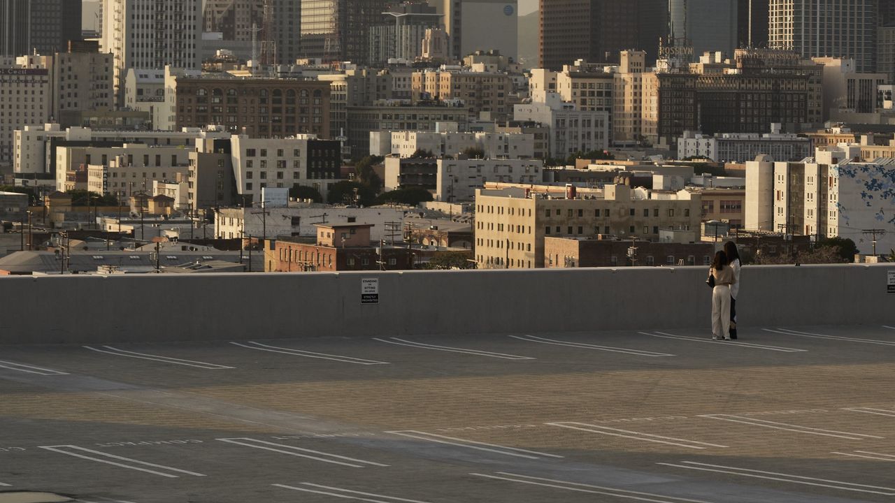 Tầng thượng một garage đỗ xe tại thành phố Los Angeles - Ảnh: WSJ