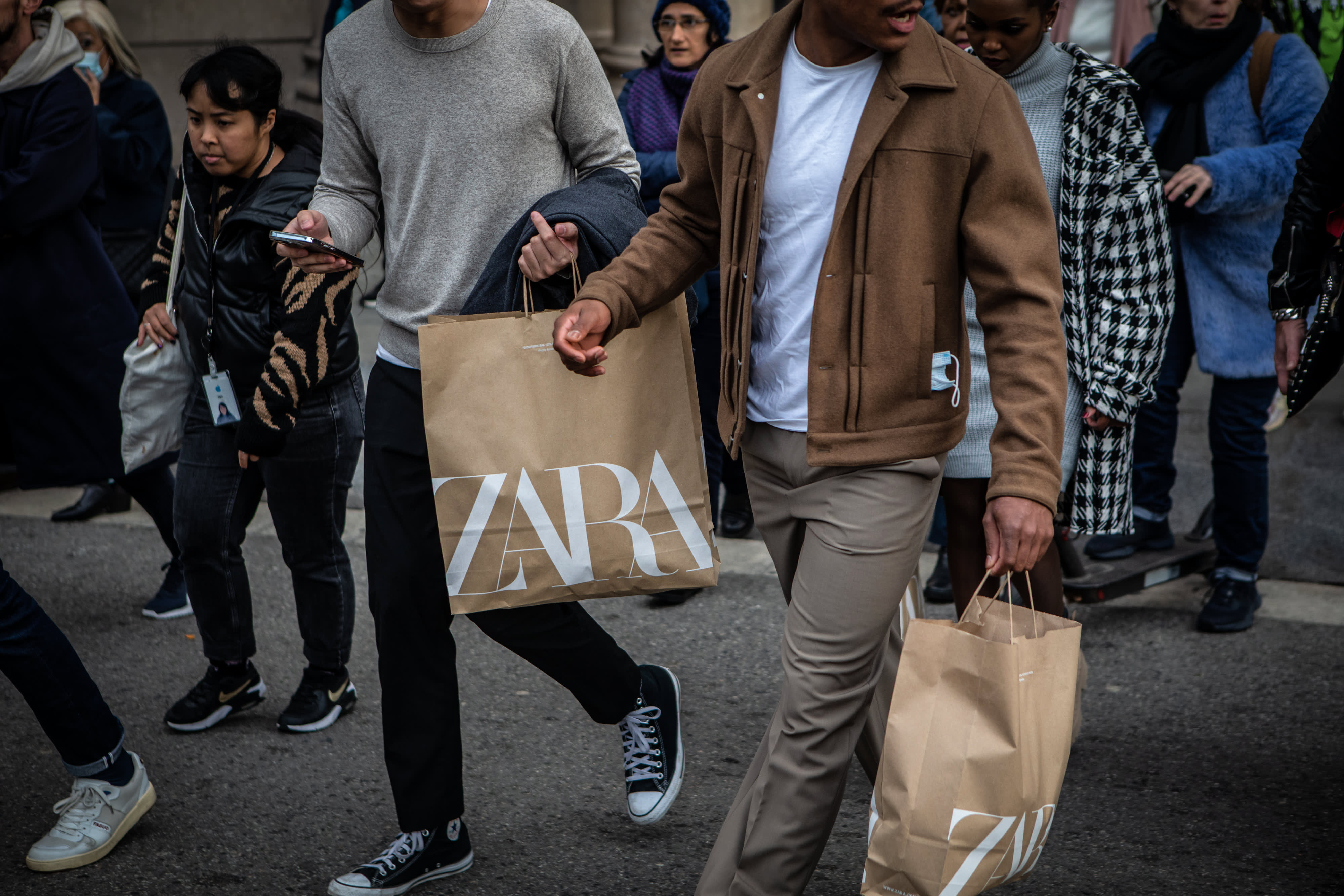 Năm 2022, Inditex được hưởng lợi từ việc người mua sắm quay trở lại cửa hàng.