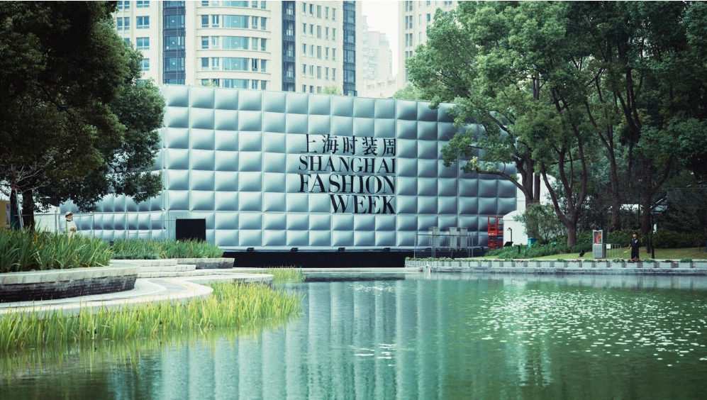 Xintiandi - khu phố n&aacute;o nhiệt ở trung t&acirc;m Thượng Hải, ch&iacute;nh l&agrave; &ldquo;trạm dừng&rdquo; mới cho Shanghai Fashion Week 2023.&nbsp;