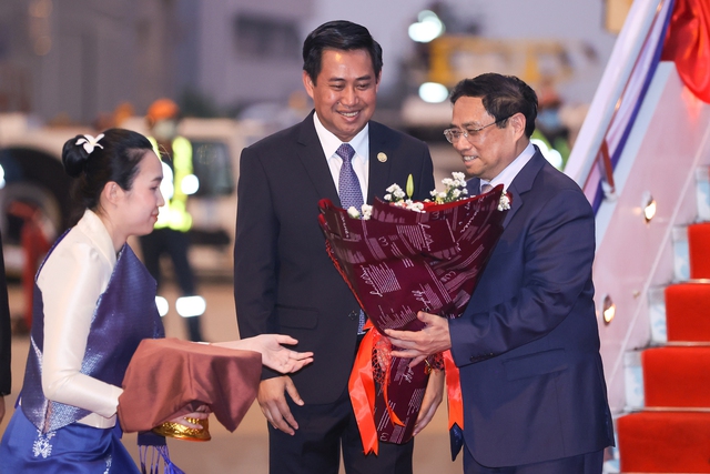 Ra sân bay đón Thủ tướng Phạm Minh Chính và Đoàn đại biểu cấp cao Chính phủ Việt Nam có Chủ nhiệm Văn phòng Thủ tướng Lào Alounxai Sounnalath; Thứ trưởng Bộ Năng lượng mỏ Lào XayNhakhone; Phó Đô trưởng Vientiane Phukhong Bannavong; Chánh Văn phòng Bộ Ngoại giao Lào Phongsavan Xisulath; Vụ trưởng vụ Lễ tân, Bộ Ngoại giao Lào Amphay Kindavong; Đại sứ Việt Nam tại Lào Nguyễn Bá Hùng và cán bộ các cơ quan đại diện Việt Nam tại Lào.