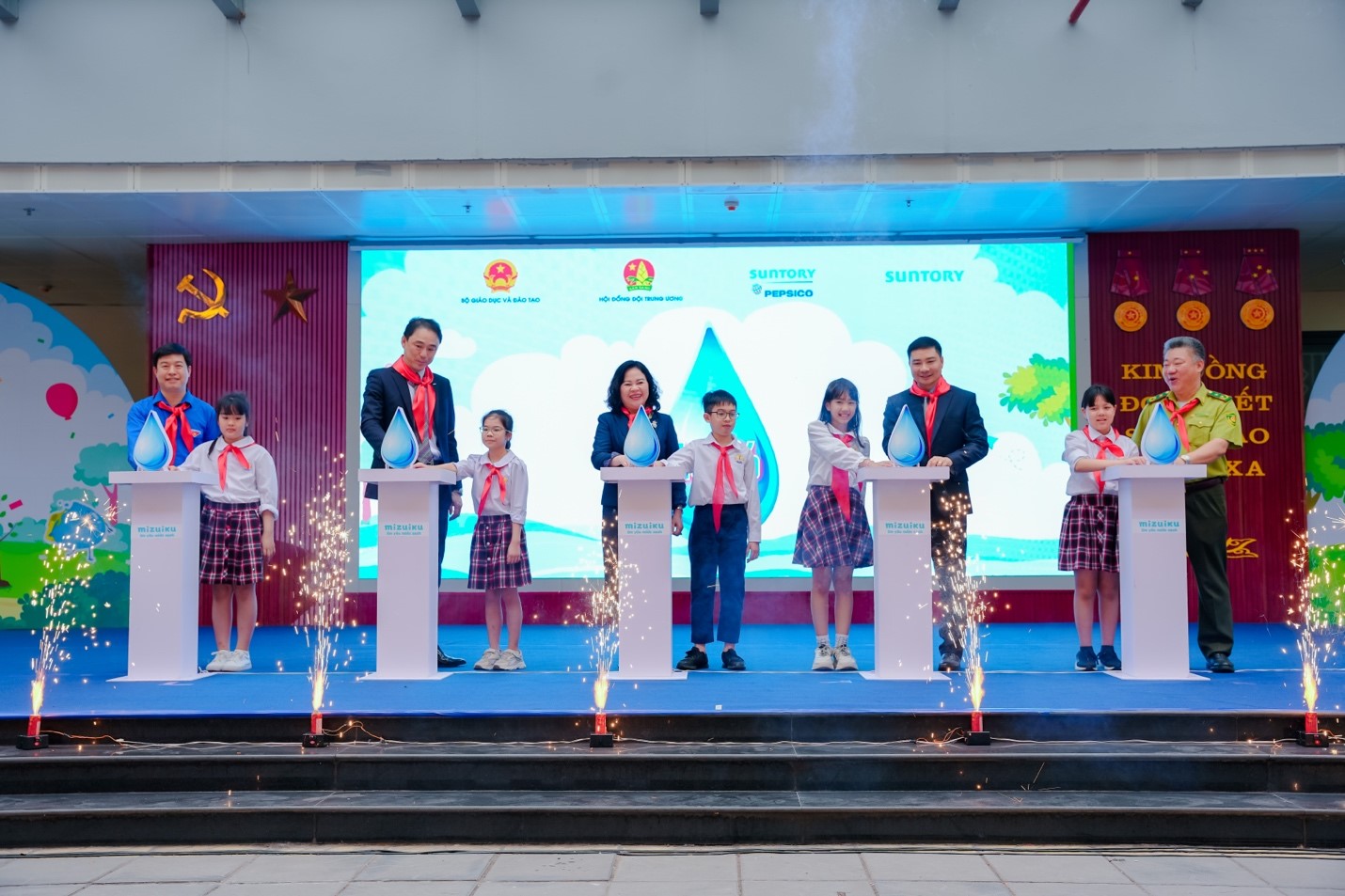 Representatives of Suntory PepsiCo, Ministry of Education & Training, Central Team Council and Forest Protection Department press the button to start the program