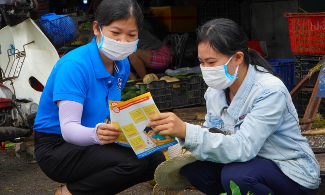 Người lao động được tuyên truyền về chính sách bảo hiểm xã hội tự nguyện. Ảnh - BHXH Việt Nam.  