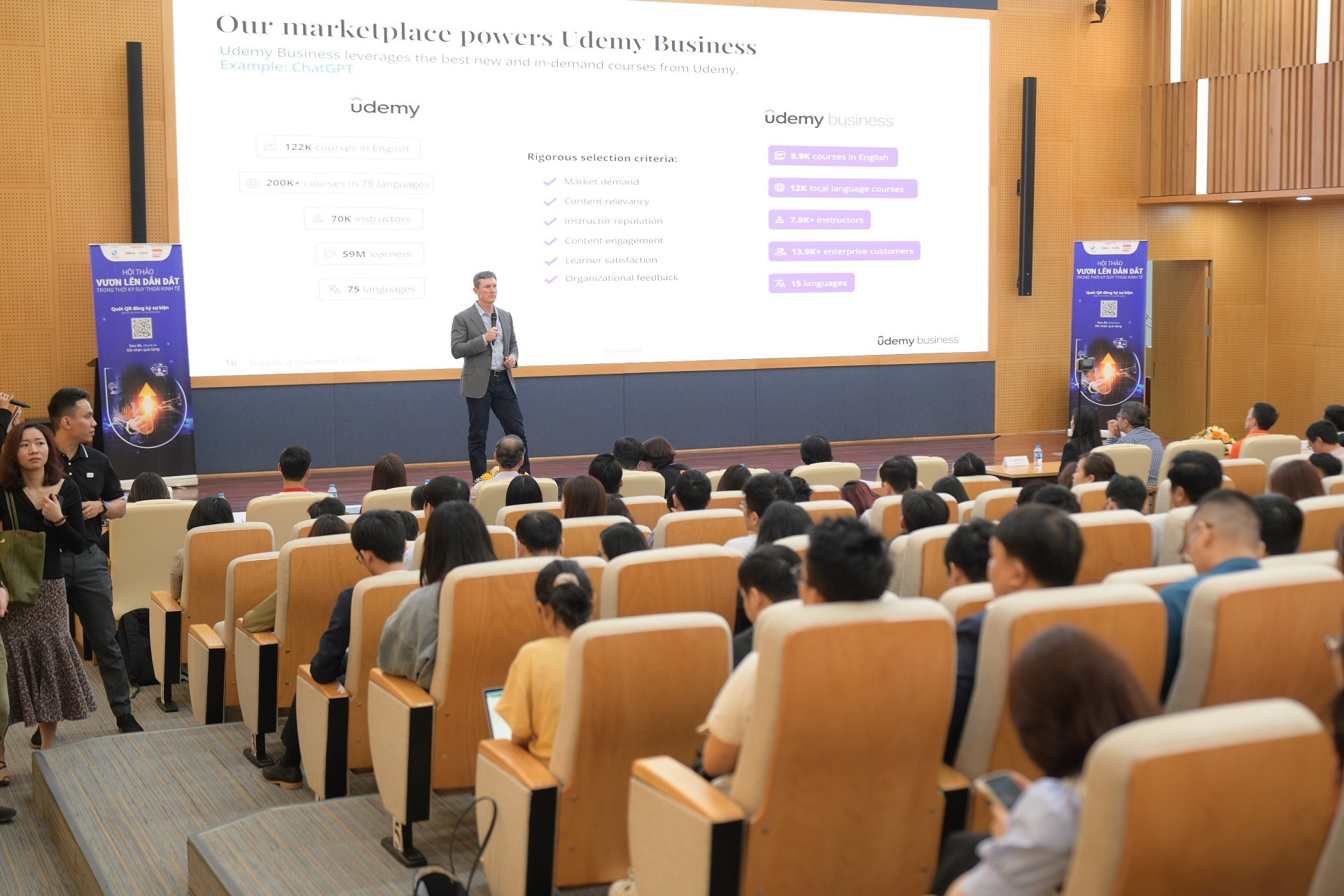 CEO Udemy Greg Brown trình bày tại Hội thảo “Vươn lên dẫn dắt trong thời kỳ suy thoái kinh tế”