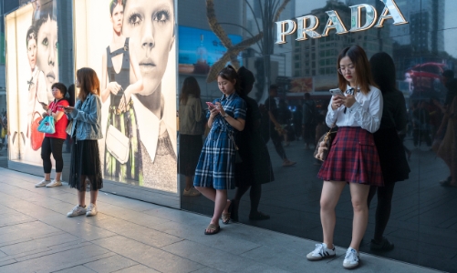 Gen Z nghiện hàng hiệu dù tài chính có hạn - Lỗi tại mạng xã hội?