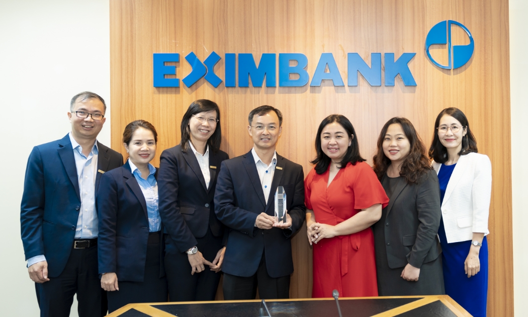Ông Đào Hồng Châu - Phó Tổng giám đốc (Thứ 4 từ phải qua) đại diện Eximbank nhận giải thưởng từ bà Andriyana Sastra - Giám đốc Bộ phận tư vấn khách hàng, dịch vụ quản lý ngân quỹ toàn cầu của Well Fargo.