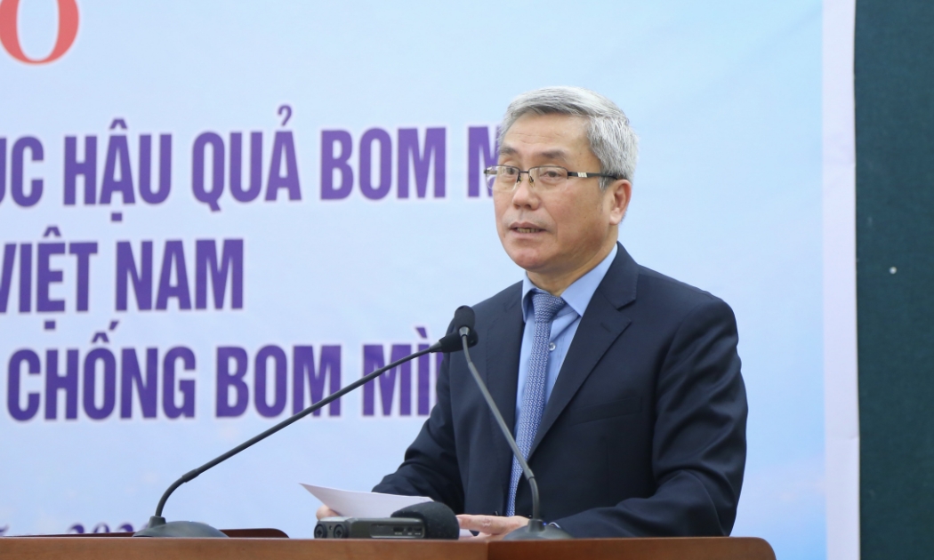 Ông Nguyễn Hạnh Phúc, Phó Tổng Giám đốc Thường trực Trung tâm Hành động bom mìn Quốc gia cho biết diện tích bị ô nhiễm bom mìn còn rất lớn. Ảnh - Tống Giáp. 