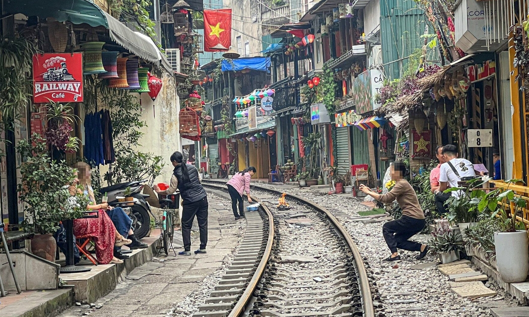 Cafe đường tàu Hà Nội dù bị cấm nhưng vẫn thu hút du khách nước ngoài 