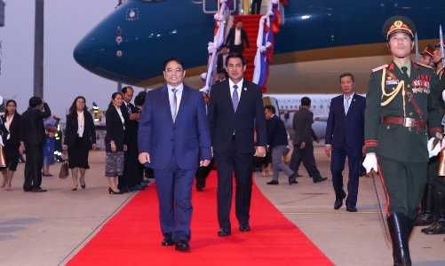 Thủ tướng tới Thủ đô Vientiane dự Hội nghị cấp cao Ủy hội sông Mekong quốc tế