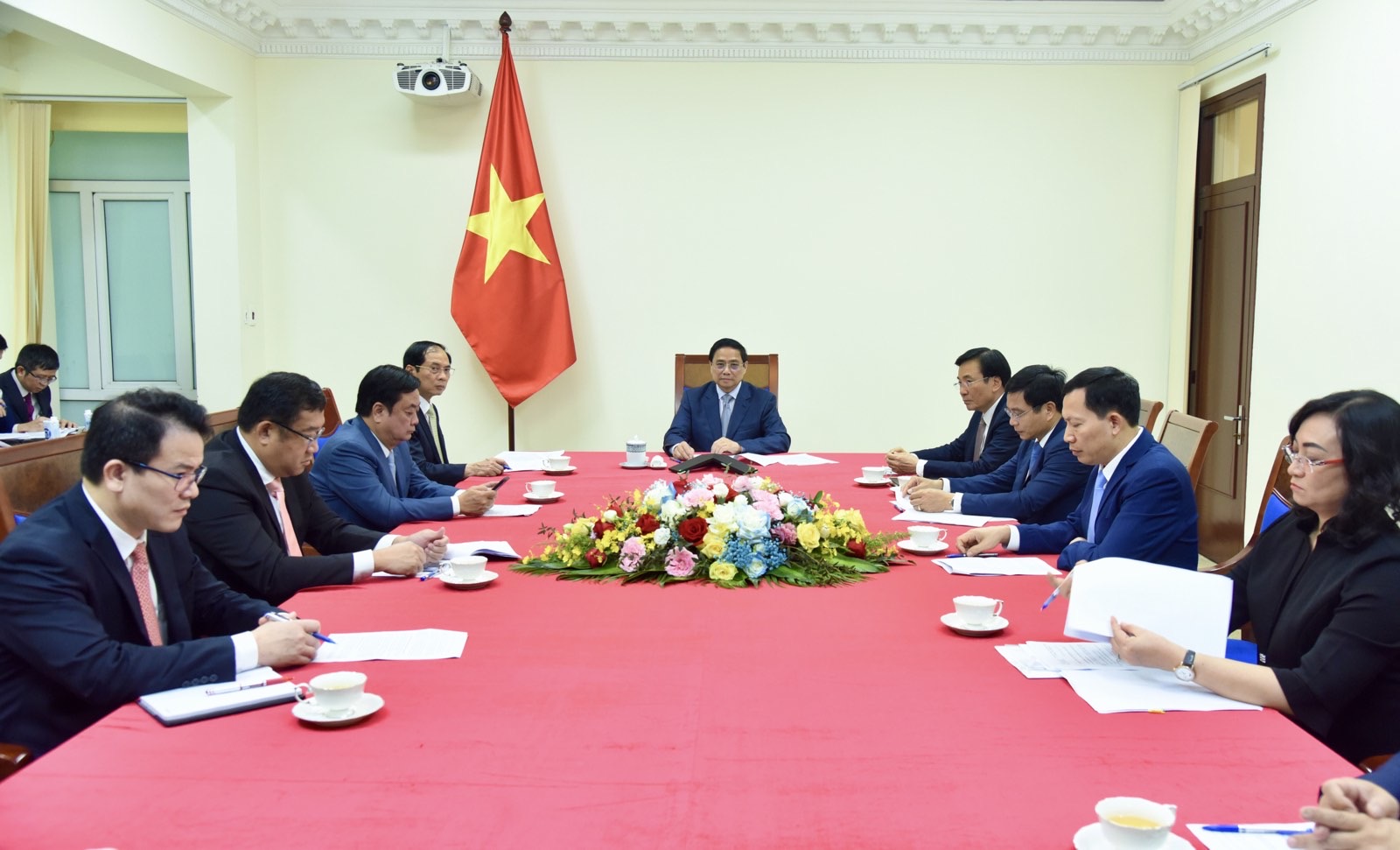 Thủ tướng Phạm Minh Chính đề nghị hai bên tích cực nghiên cứu các biện pháp duy trì giao thương thông suốt, nâng cao năng lực, hiệu suất thông quan; tăng cường kết nối hạ tầng đường bộ, đường sắt, đường biển và hàng không - Ảnh: VGP