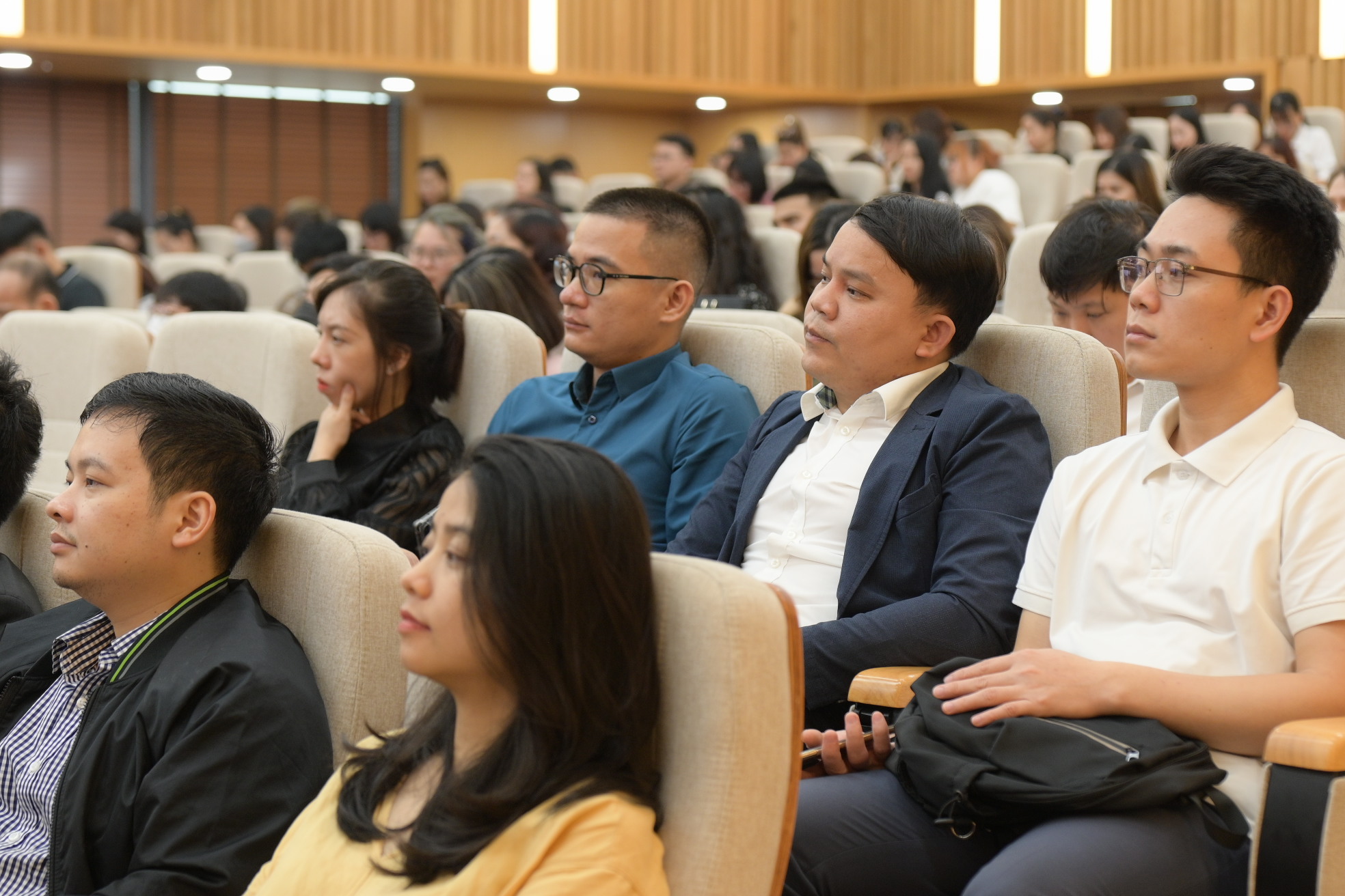 Nhiều nh&agrave; l&atilde;nh đạo doanh nghiệp, quản l&yacute; nh&acirc;n sự tham dự Hội thảo