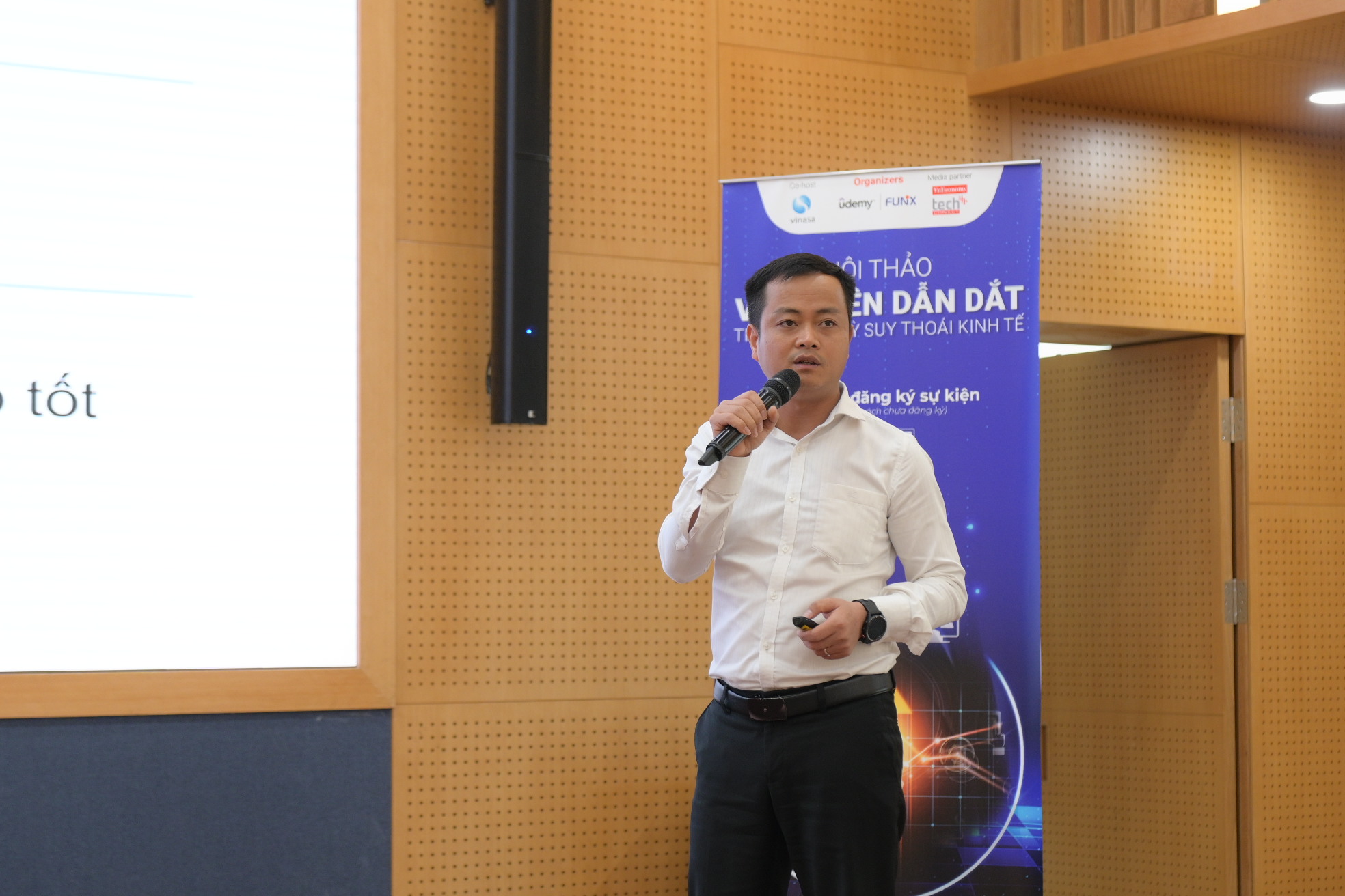 &Ocirc;ng Nguyễn H&ugrave;ng Sơn - Ủy vi&ecirc;n Ban thường vụ VINASA, Chủ tịch HĐQT C&ocirc;ng ty Cổ phần Đầu tư Thương mại v&agrave; ph&aacute;t triển C&ocirc;ng nghệ FSI