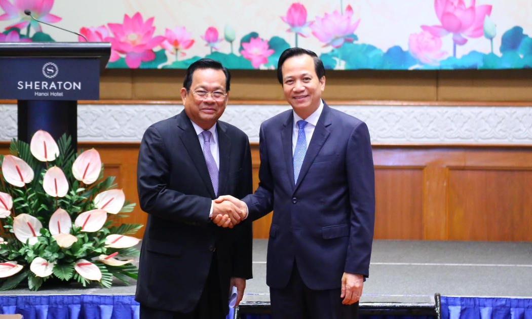 Bộ trưởng Bộ Lao động - Thương binh và Xã hội Đào Ngọc Dung và Bộ trưởng Bộ Lao động và Đào tạo nghề Ith Samheng tại cuộc họp. Ảnh - MOLISA. 