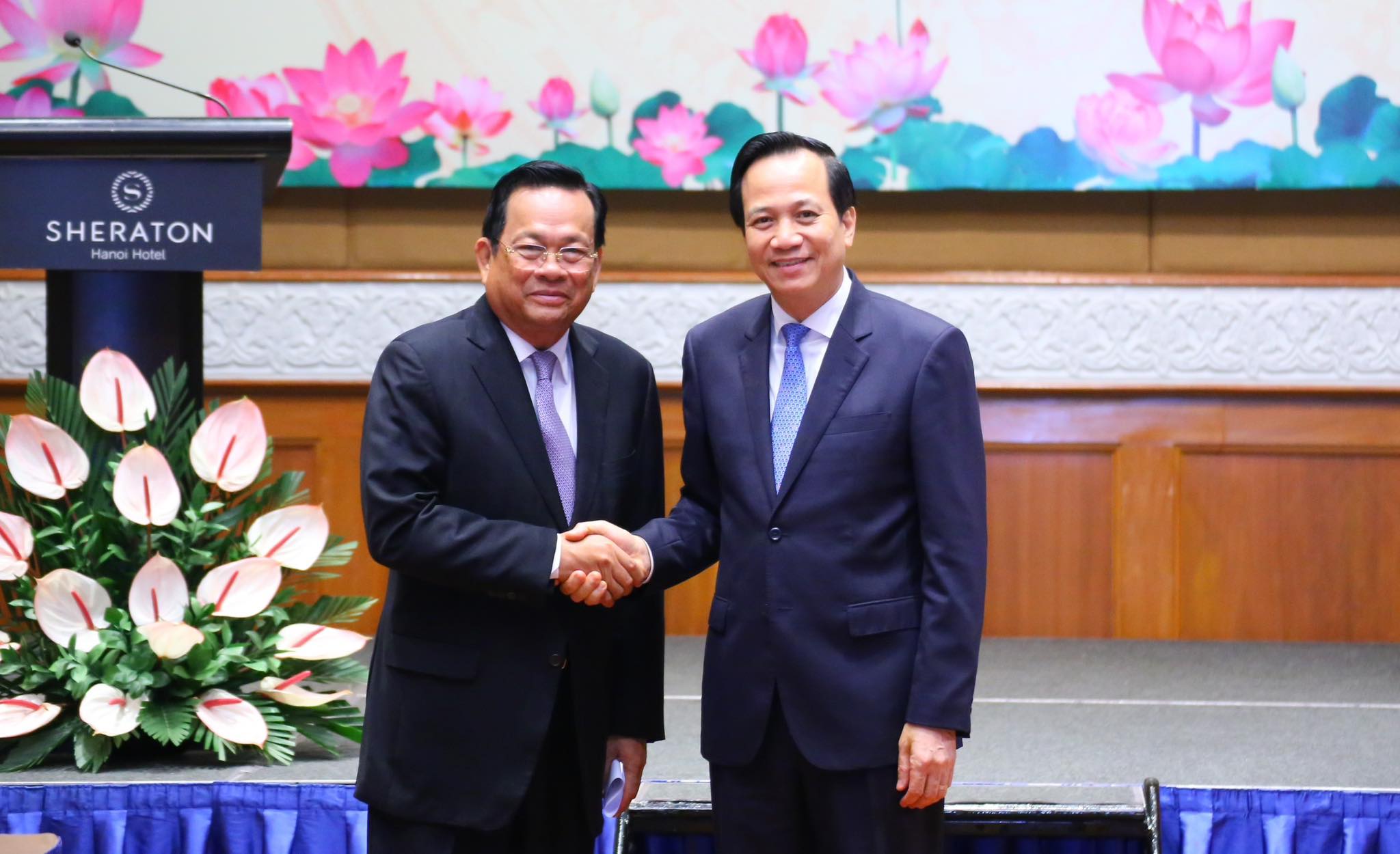 Bộ trưởng Bộ Lao động - Thương binh và Xã hội Đào Ngọc Dung và Bộ trưởng Bộ Lao động và Đào tạo nghề Ith Samheng tại cuộc họp. Ảnh - MOLISA. 