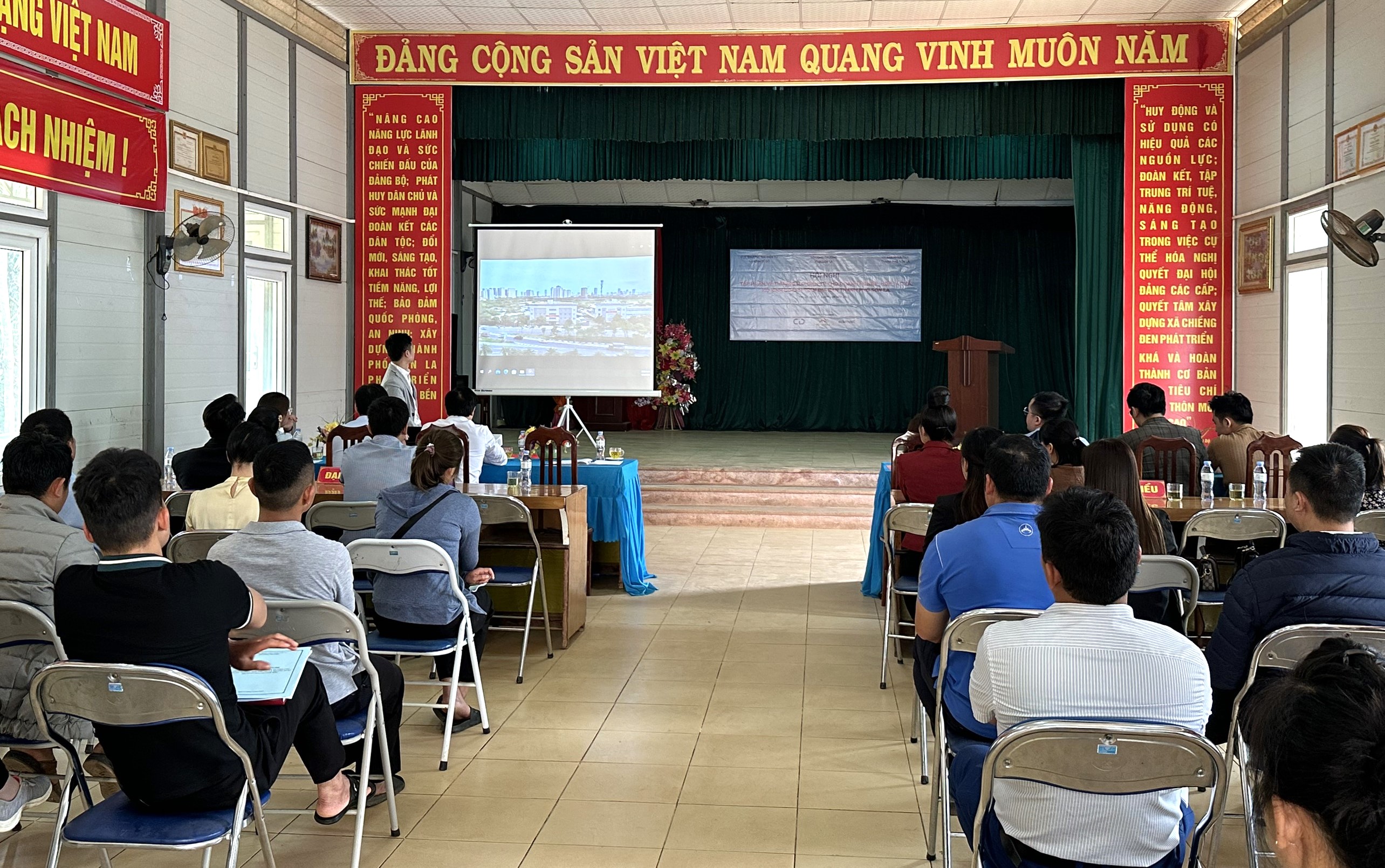 Tập huấn cho các hợp tác xã, hộ nông dân.