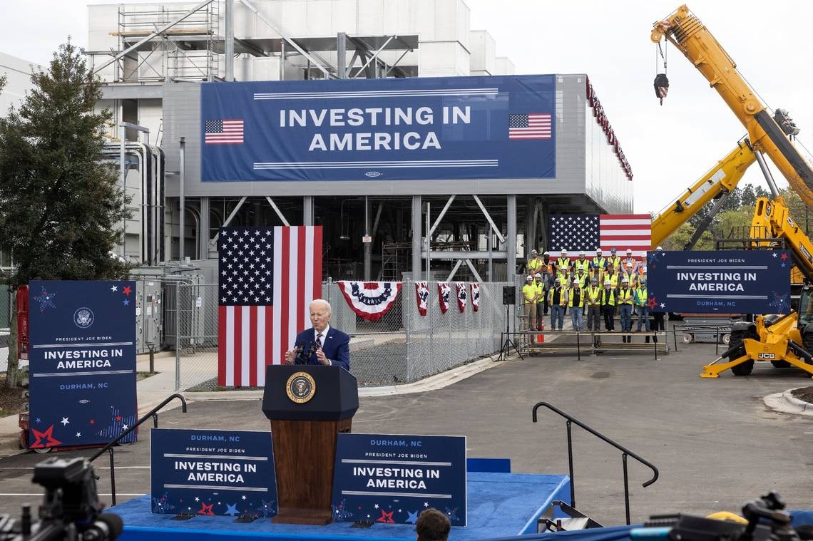 Tổng thống Joe Biden phát biểu tại Bắc Carolina về chủ đề đầu tư vào Mỹ, đánh giá cao dự án nhà máy sản xuất ô tô điện của VinFast đang triển khai tại bang này. (Ảnh: News Observer).
