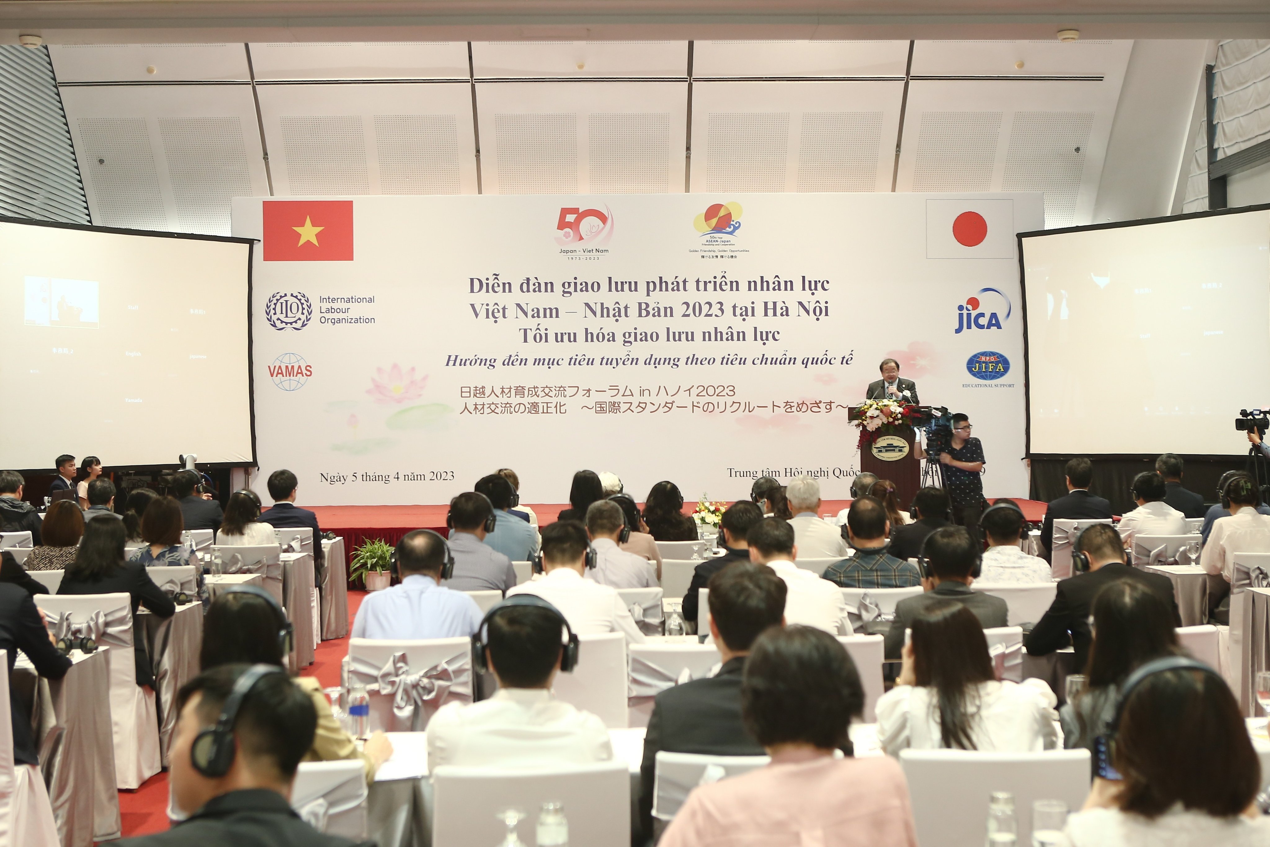 To&agrave;n cảnh diễn đ&agrave;n. Ảnh - H&agrave; Qu&acirc;n.