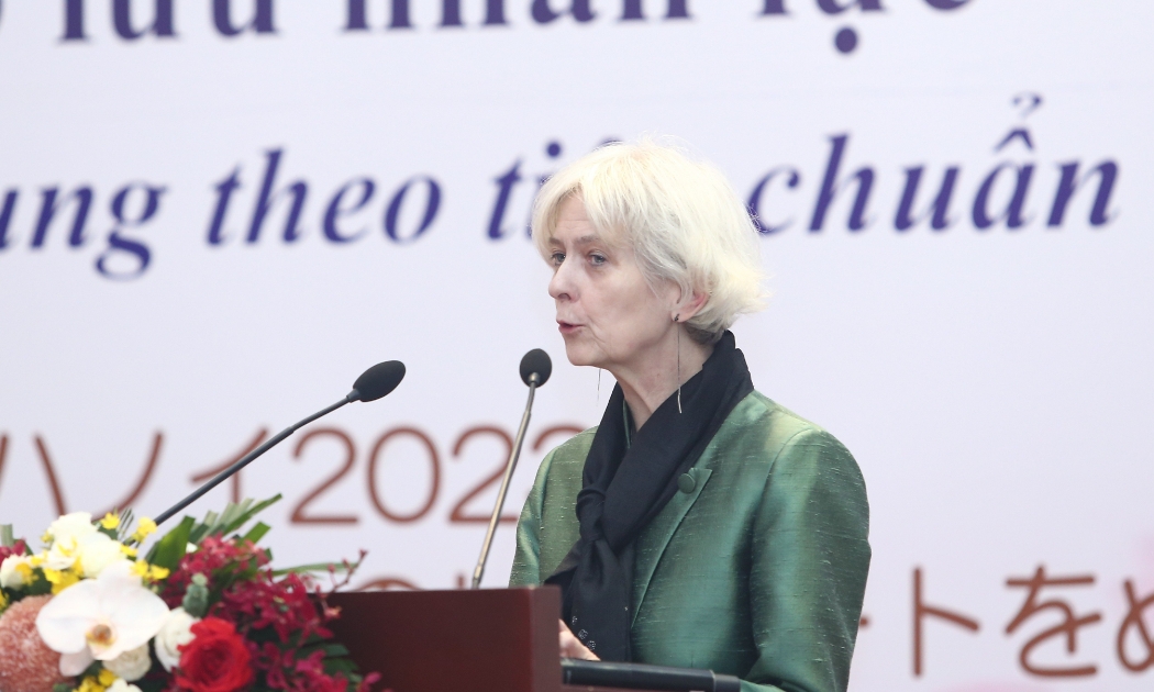 Bà Ingrid Christensen, Giám đốc Tổ chức Lao động quốc tế (ILO) tại Việt Nam cho rằng lao động Việt phải trả phí cao khi đi làm việc ở nước ngoài. Ảnh - Hà Quân. 