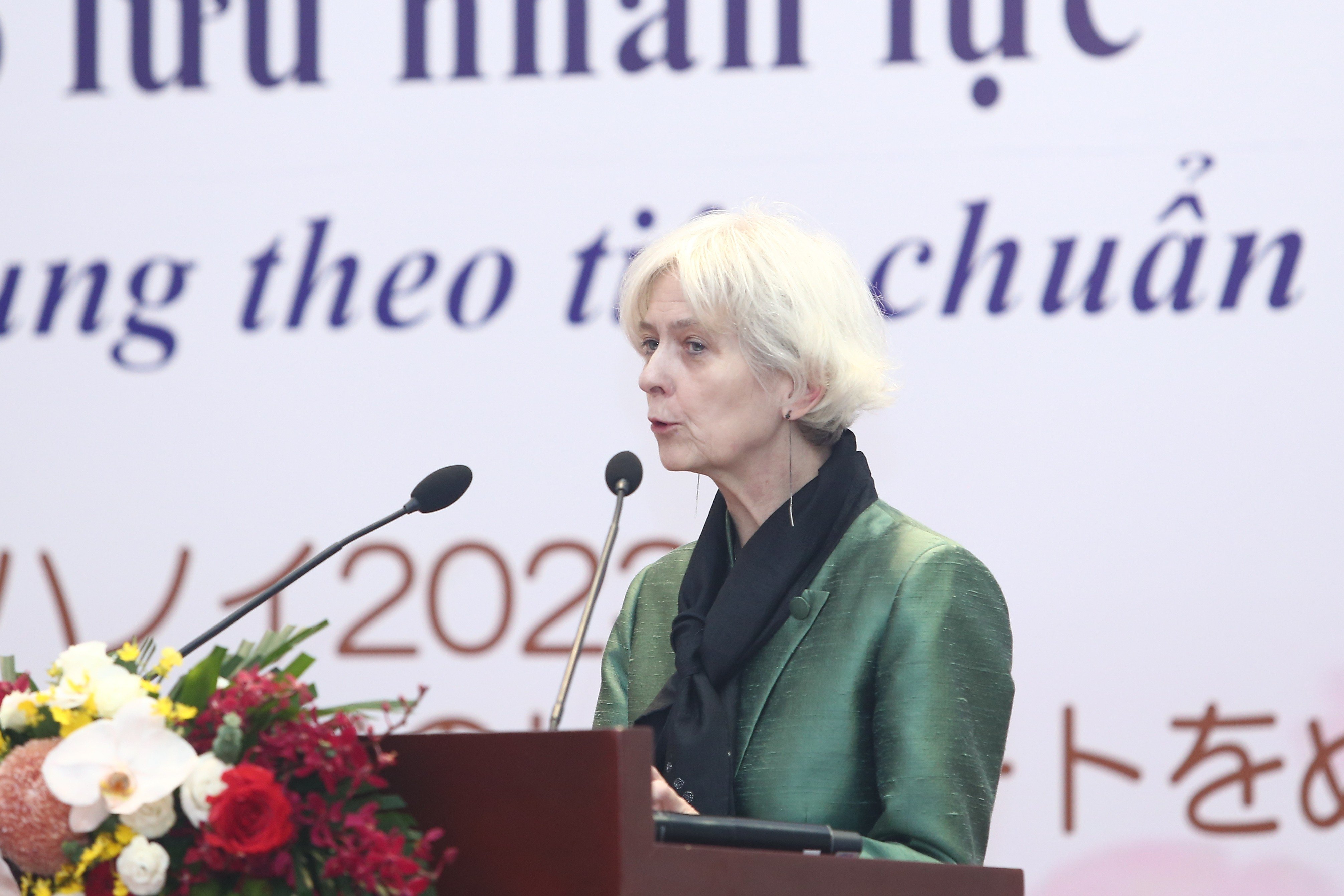 Bà Ingrid Christensen, Giám đốc Tổ chức Lao động quốc tế (ILO) tại Việt Nam cho rằng lao động Việt phải trả phí cao khi đi làm việc ở nước ngoài. Ảnh - Hà Quân. 