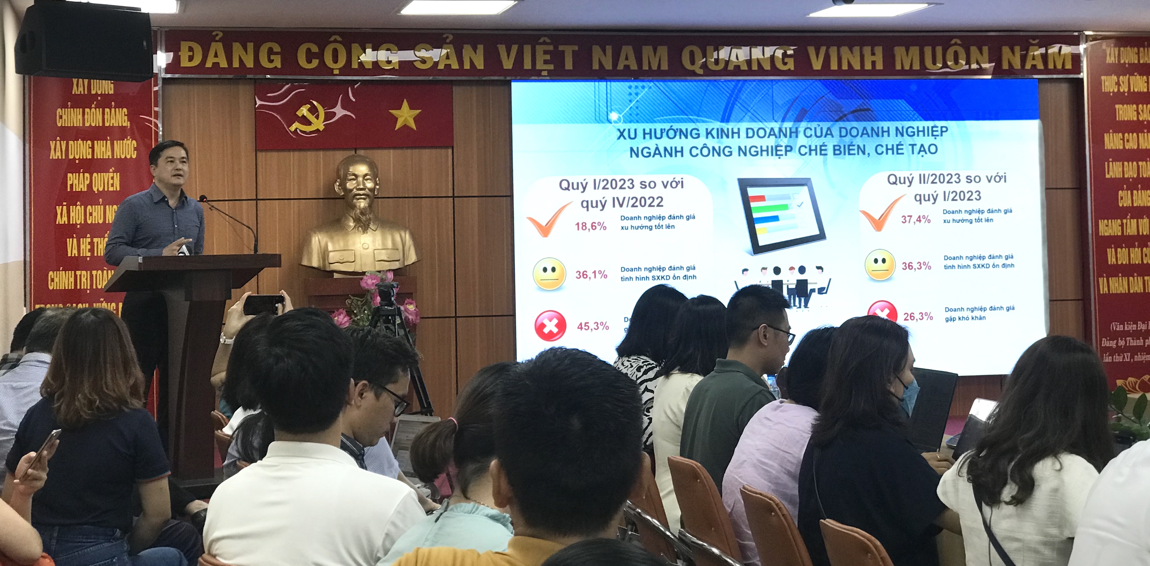 &Ocirc;ng B&ugrave;i T&aacute; Ho&agrave;ng Vũ, Gi&aacute;m đốc, Sở C&ocirc;ng thương TP.HCM: 