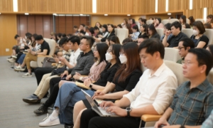 Đông đảo khách mời tham dự Hội thảo “Vươn lên dẫn dắt trong thời kỳ suy thoái kinh tế” là các nhà lãnh đạo doanh nghiệp, quản lý nhân sự