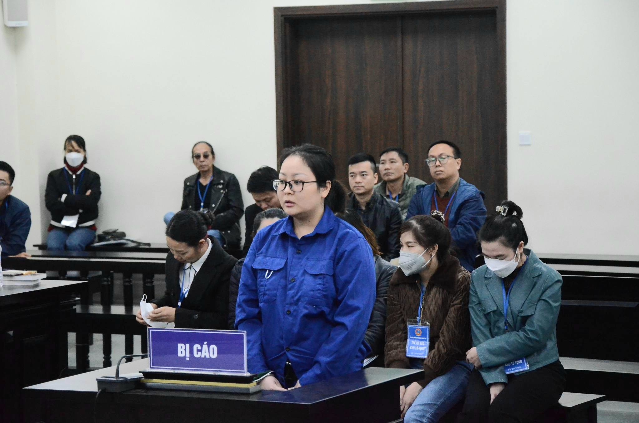 Quang cảnh phi&ecirc;n t&ograve;a.