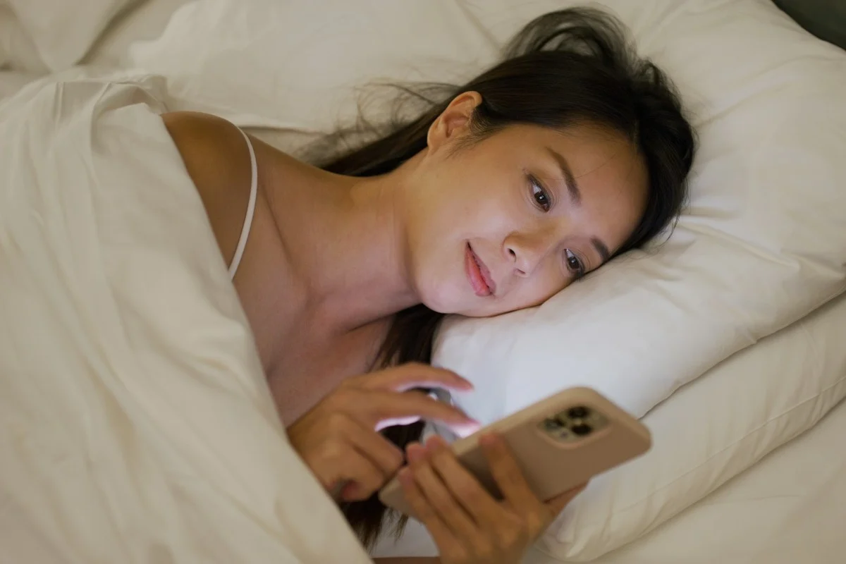 Áp lực công việc, thói quen ngủ không tốt và sử dụng thiết bị điện tử là thủ phạm khiến con người mất ngủ.