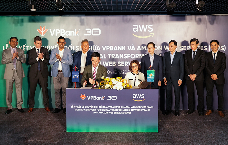 The signing ceremony for the agreement between VPBank and Amazon Web Services. Source: VPBank