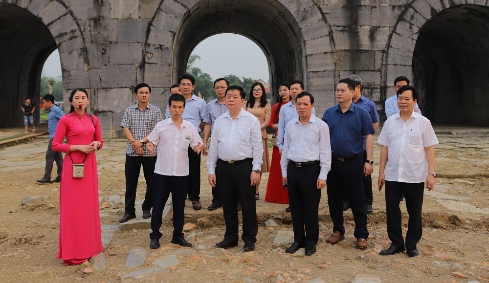Trưởng Ban Tuyên giáo Trung ương Nguyễn Trọng Nghĩa cùng đoàn thăm Di sản văn hóa thế giới Thành Nhà Hồ.