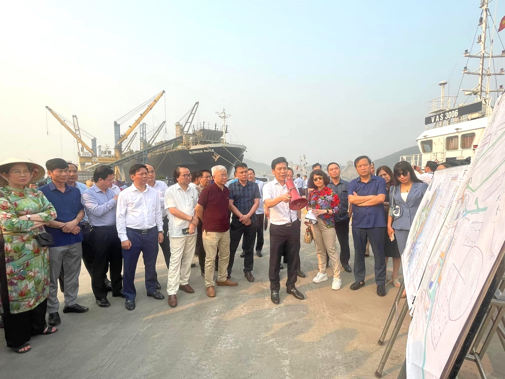 Các đại biểu tìm hiểu thực tế tại Cảng tổng hợp Quốc tế Nghi Sơn