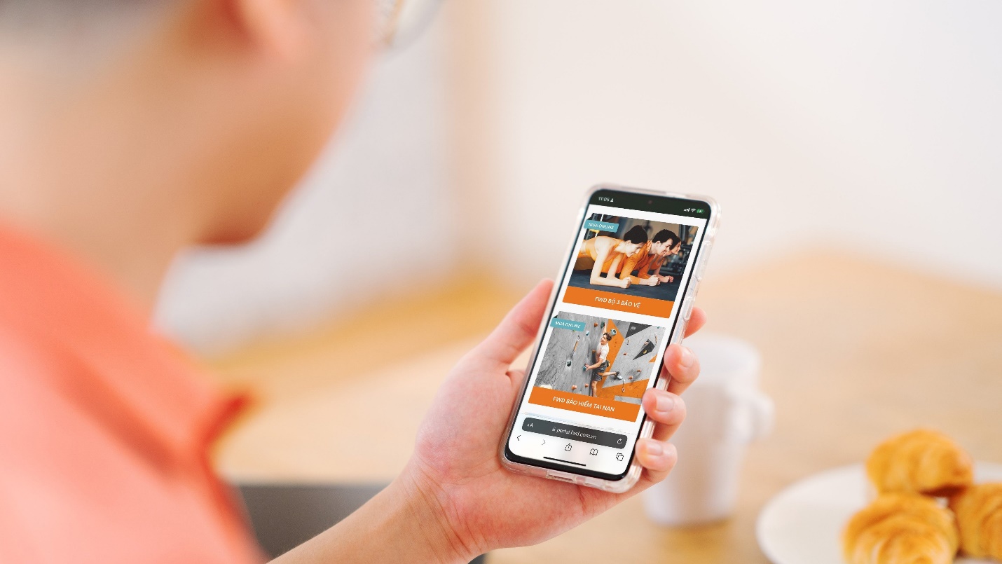 Kh&aacute;ch h&agrave;ng FWD được truy cập th&ocirc;ng tin hợp đồng bảo hiểm v&agrave; thực hiện c&aacute;c thao t&aacute;c ho&agrave;n to&agrave;n trực tuyến.