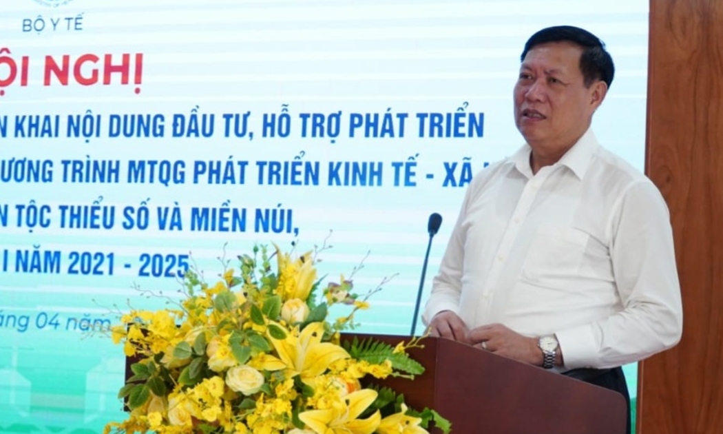 Thứ trưởng Bộ Y tế Đỗ Xuân Tuyên yêu cầu các bên liên quan phối hợp chặt chẽ để triển khai đầu tư, hỗ trợ phát triển vùng trồng dược liệu quý. Ảnh - Khánh Phương. 